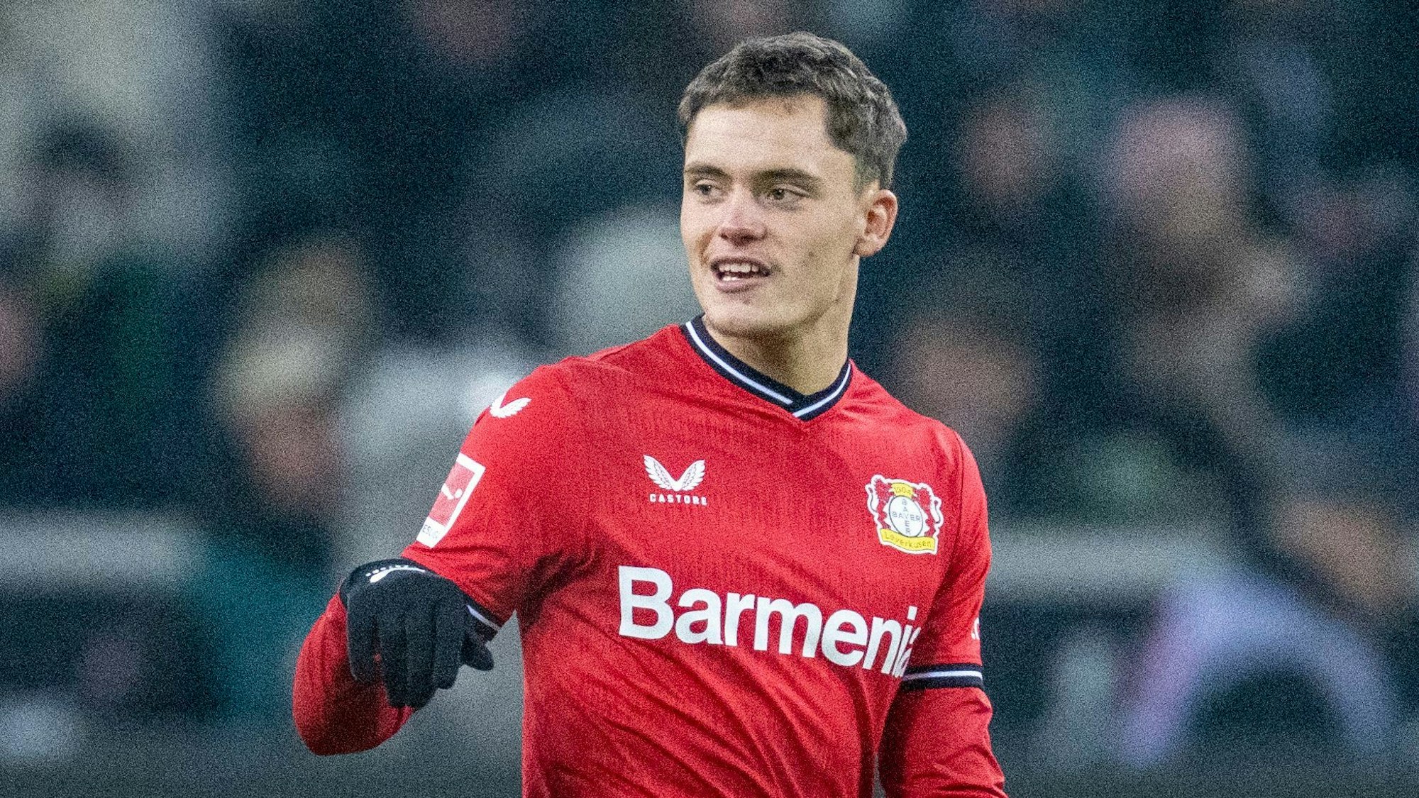 Florian Wirtz gibt Anweisungen auf dem Feld.