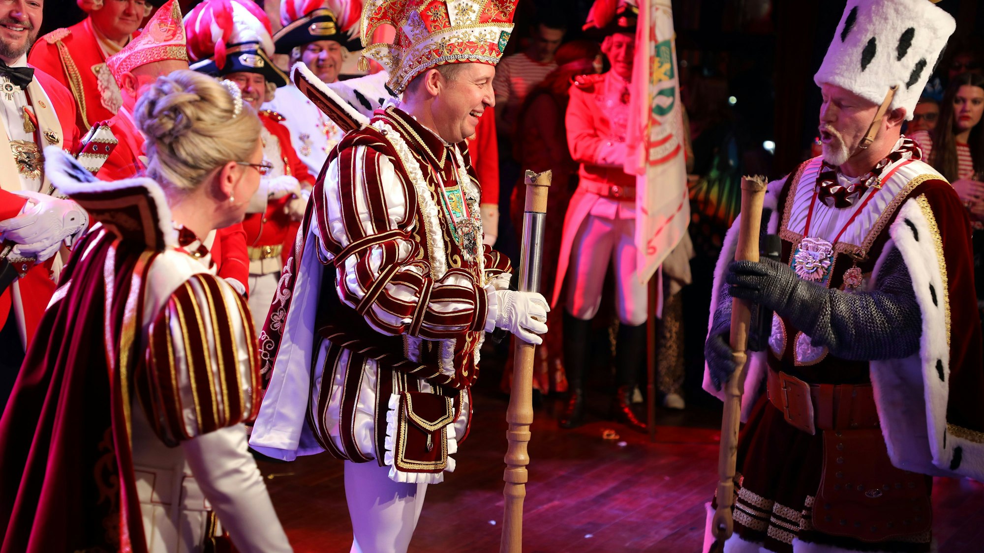 Bauer Andreas (Rossa) und Prinz Frank III. (Haag) stehen mit einem zerbrochenen Dreschfelegel neben Jungfrau Melanie (Pfister) auf der Bühne.