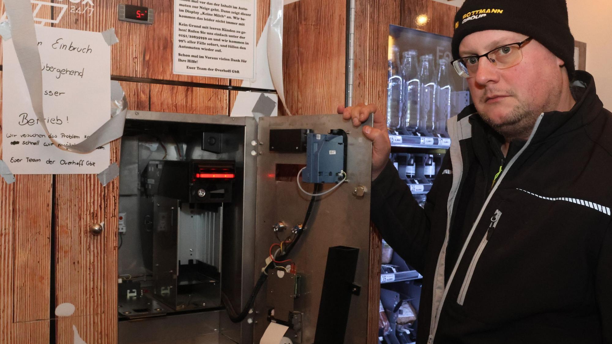 Einbruch Milchtankstelle Waldbröl, Marco Overhoff bei dem ausgeräumten Milchautomaten