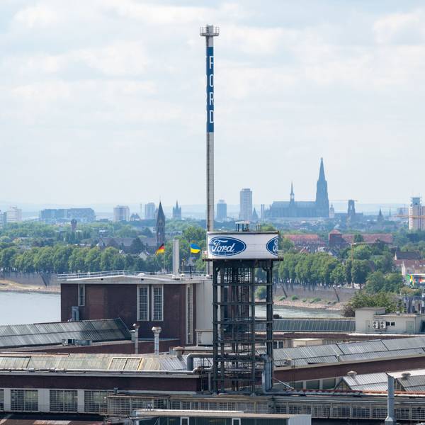 Blick auf das Werksgelände von Ford, im Hintergrund der Kölner Dom.