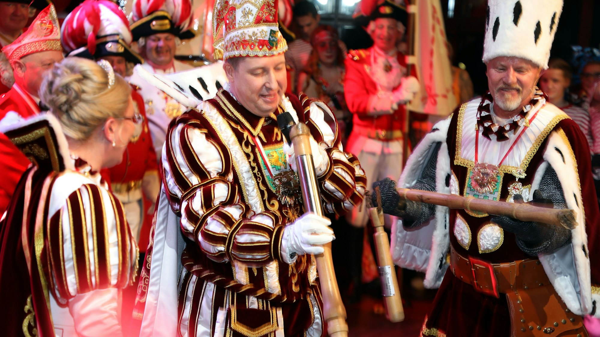Der Prinz hält einen Teil des durchgebrochenen Dreschflegels in der Hand, der Bauer den anderen.