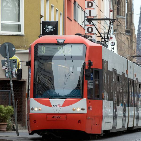 Kölner Jahnstraße, nahe der Haltestelle Zülpicher Platz, Dom im Hintergrund