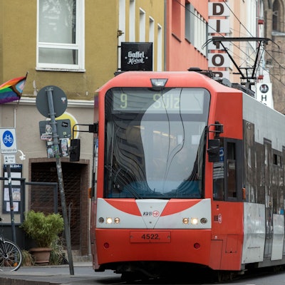 Kölner Jahnstraße, nahe der Haltestelle Zülpicher Platz, Dom im Hintergrund