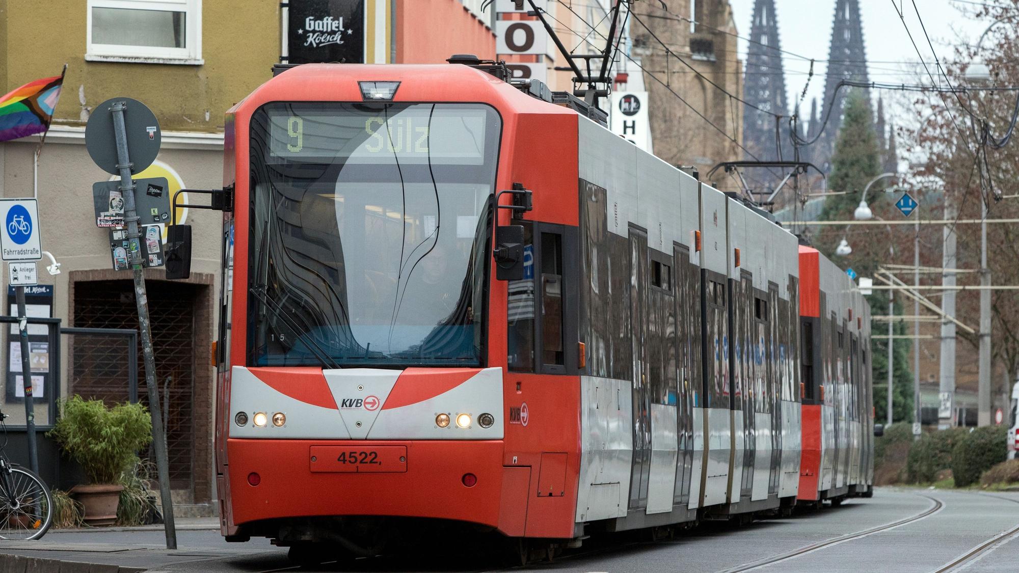 Eine Bahn der Linie 9 fährt durch die Kölner Innenstadt.