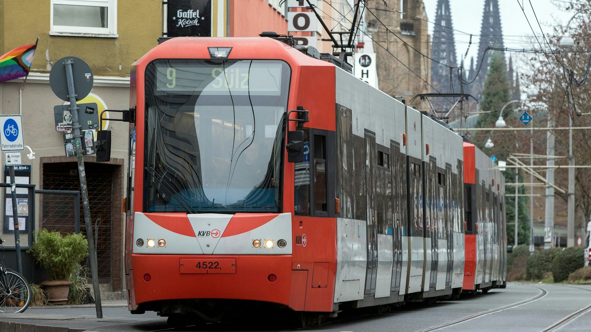 Das Bild zeigt eine Stadtbahn, im Hintergrund sind die Spitzen des Kölner Doms zu sehen.