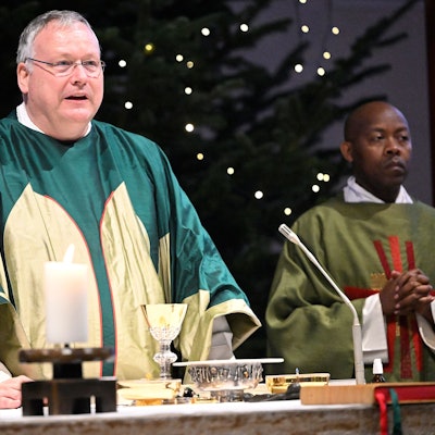 Pfarrer Winfried Kissel steht am Alter in St. Johann Baptist Refrath.