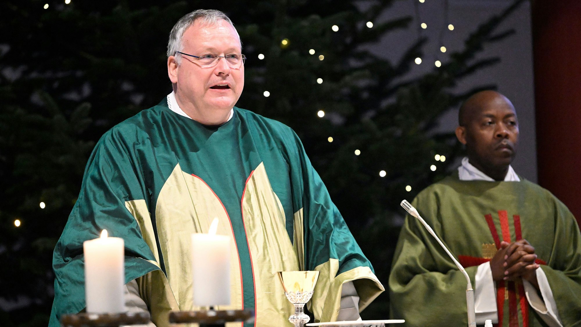 Pfarrer Winfried Kissel steht am Alter in St. Johann Baptist Refrath.