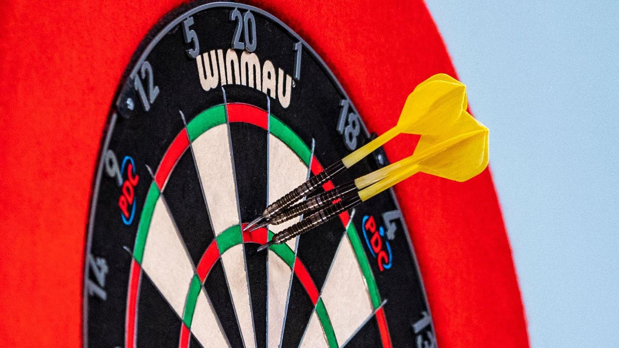 Zwei Dartpfeile stecken im Feld der Triple 20, ein Pfeil im Feld der 20.