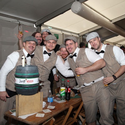 Eine Gruppe Jecken posiert für unseren Fotografen bei der Herrensitzung im Festzelt in Engelskirchen.