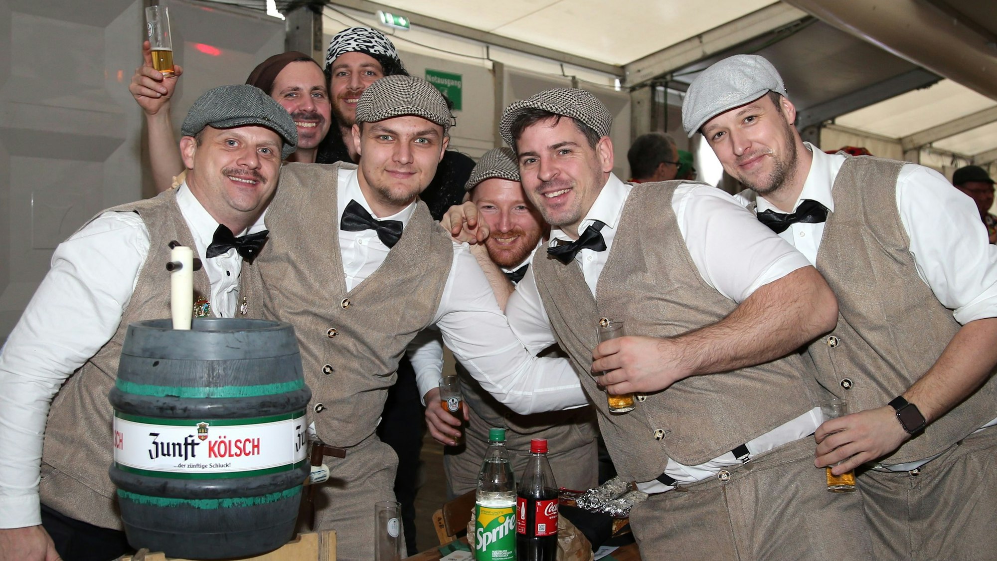 Eine Gruppe Jecken posiert für unseren Fotografen bei der Herrensitzung im Festzelt in Engelskirchen.