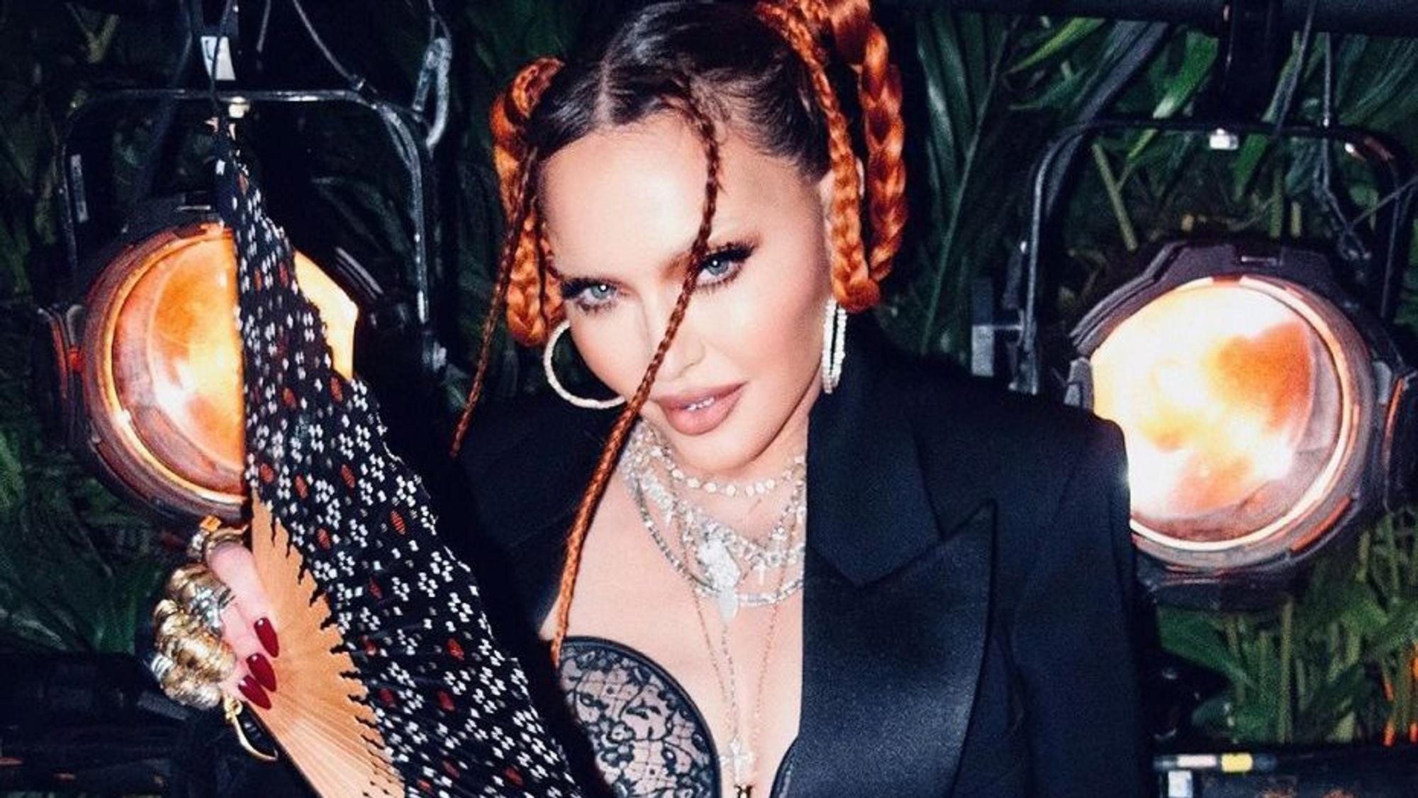 Madonna mit einem Fächer in der Hand.