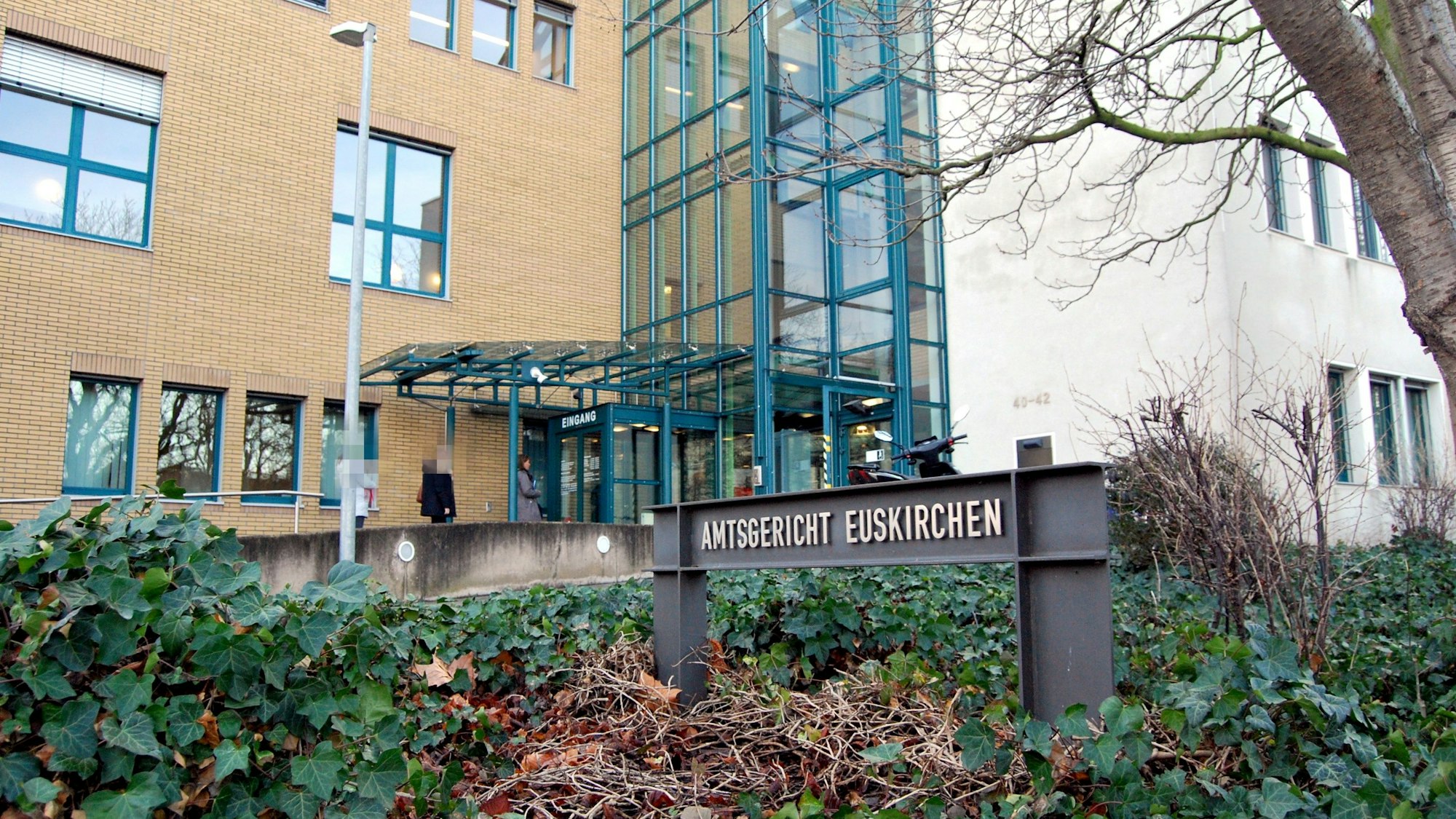 Das Symbolbild zeigt das Gebäude Amtsgerichts in Euskirchen.