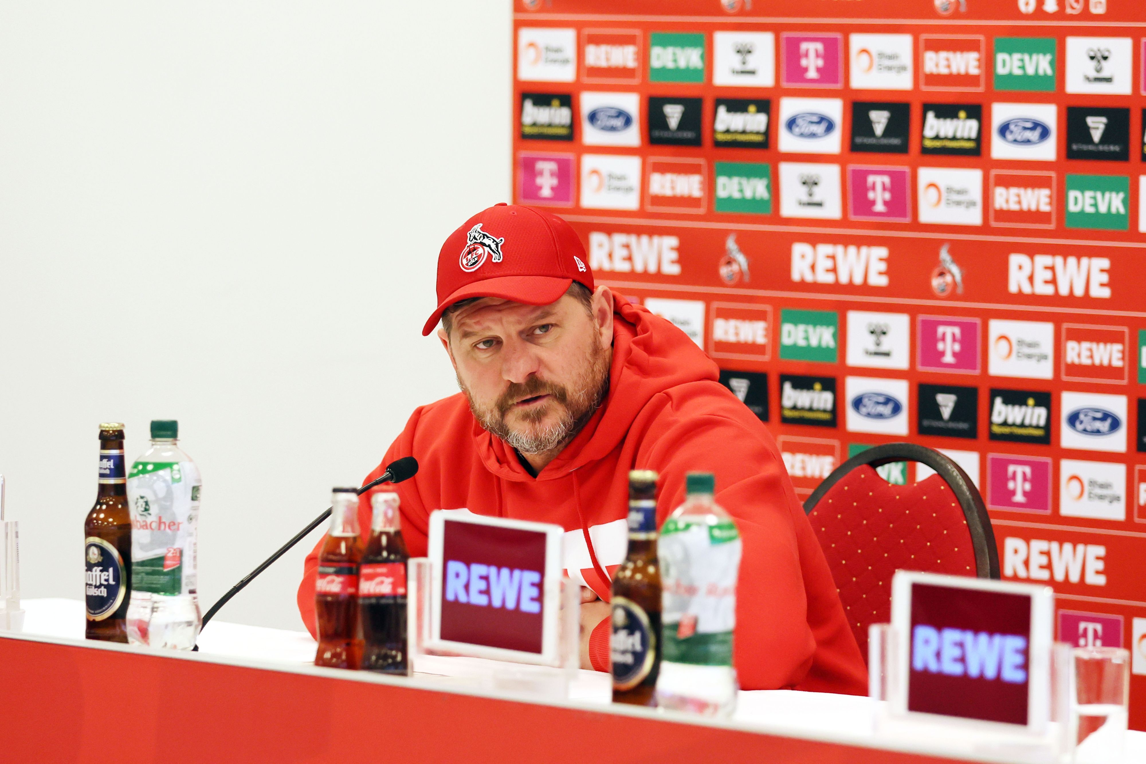 FC-Trainer Steffen Baumgart auf der Pressekonferenz vor dem Spiel gegen den FC Bayern.