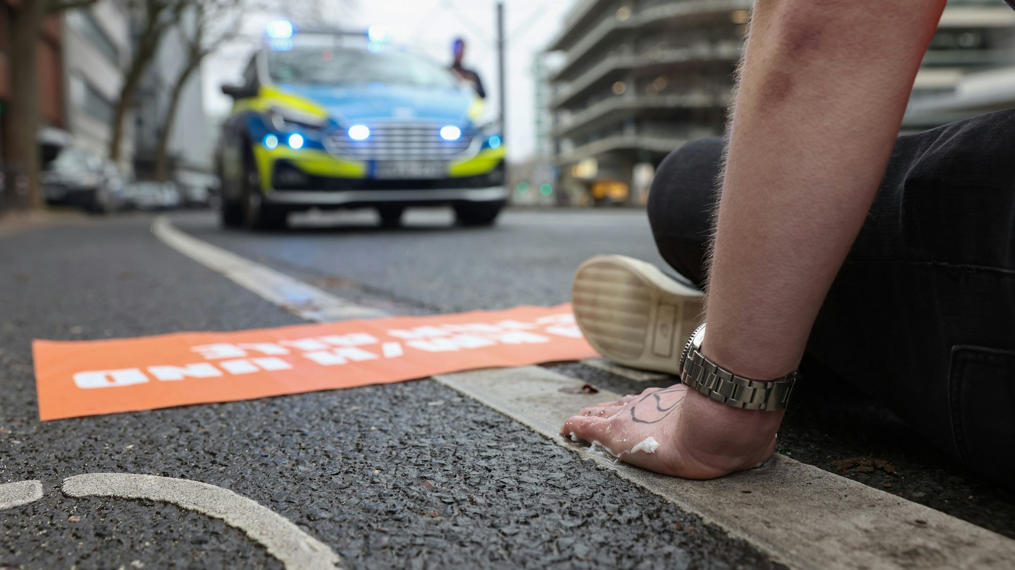06.01.2023
Köln:
Klimakleber auf der Pipinstr in beiden Richtungen
Foto: Martina Goyert