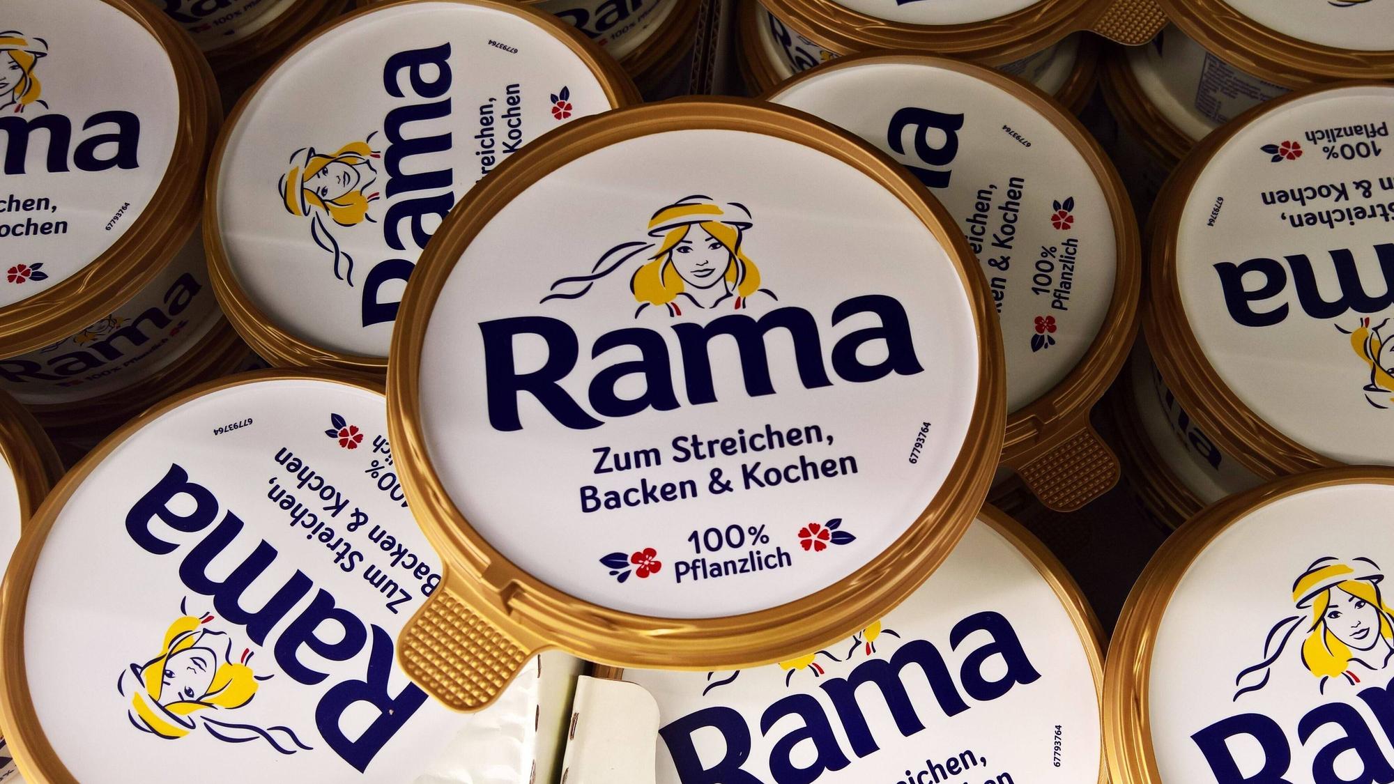 Mehrere Packungen Rama Streichfett liegen in einer Auslage.