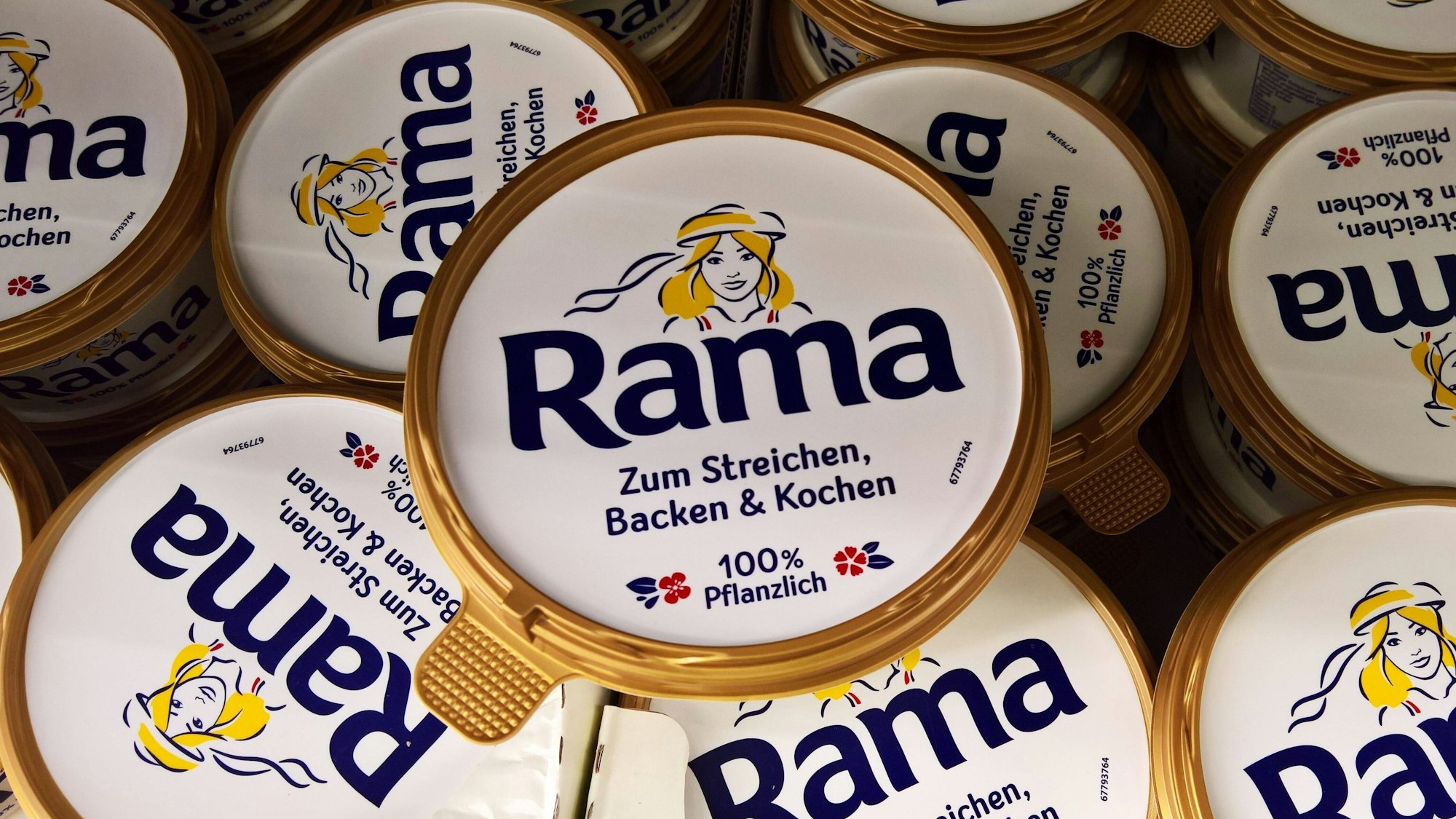 Mehrere Packungen Rama Streichfett liegen in einer Auslage.