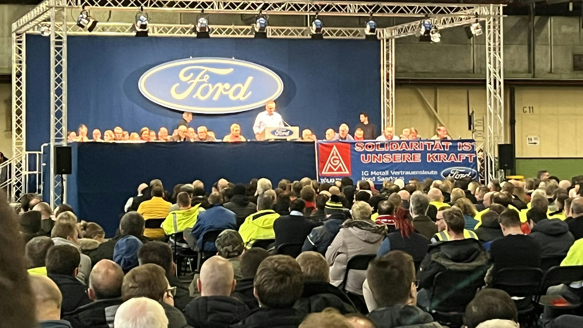 Aufnahme der Betriebsversammlung bei Ford in Köln am 23.01.2023. Das Foto wurde von einem namentlich nicht genannten Mitarbeiter geschossen und der Wirtschaftsredaktion des KStA zur Verfügung gestellt. Bei der Veranstaltung herrscht ein Fotografierverbot.