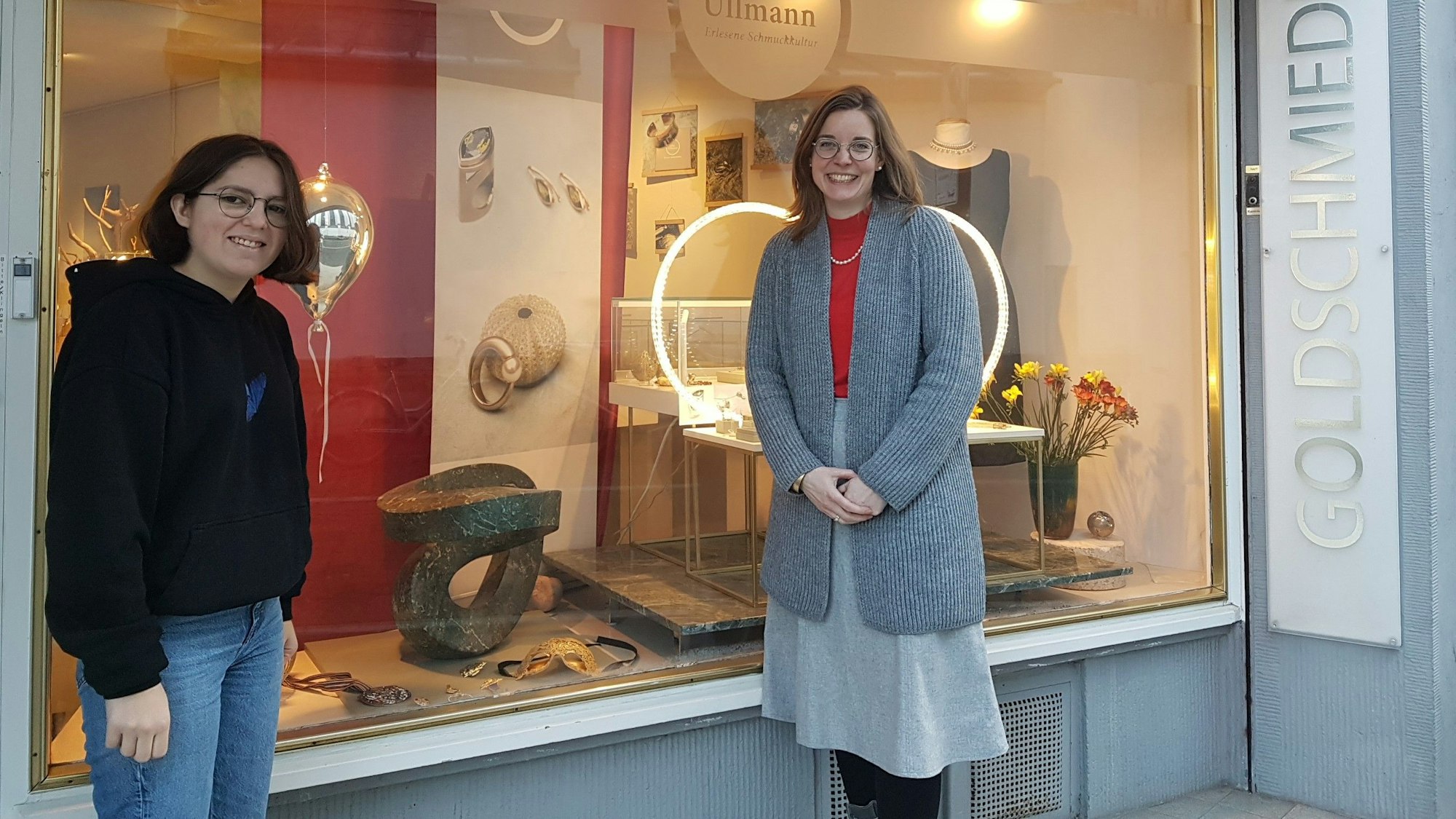 Schülerin Linda Paffenholz und Ulrike Ulmann, Besitzerin der Goldschmiede in Brühl, stehen vor dem Geschäft.