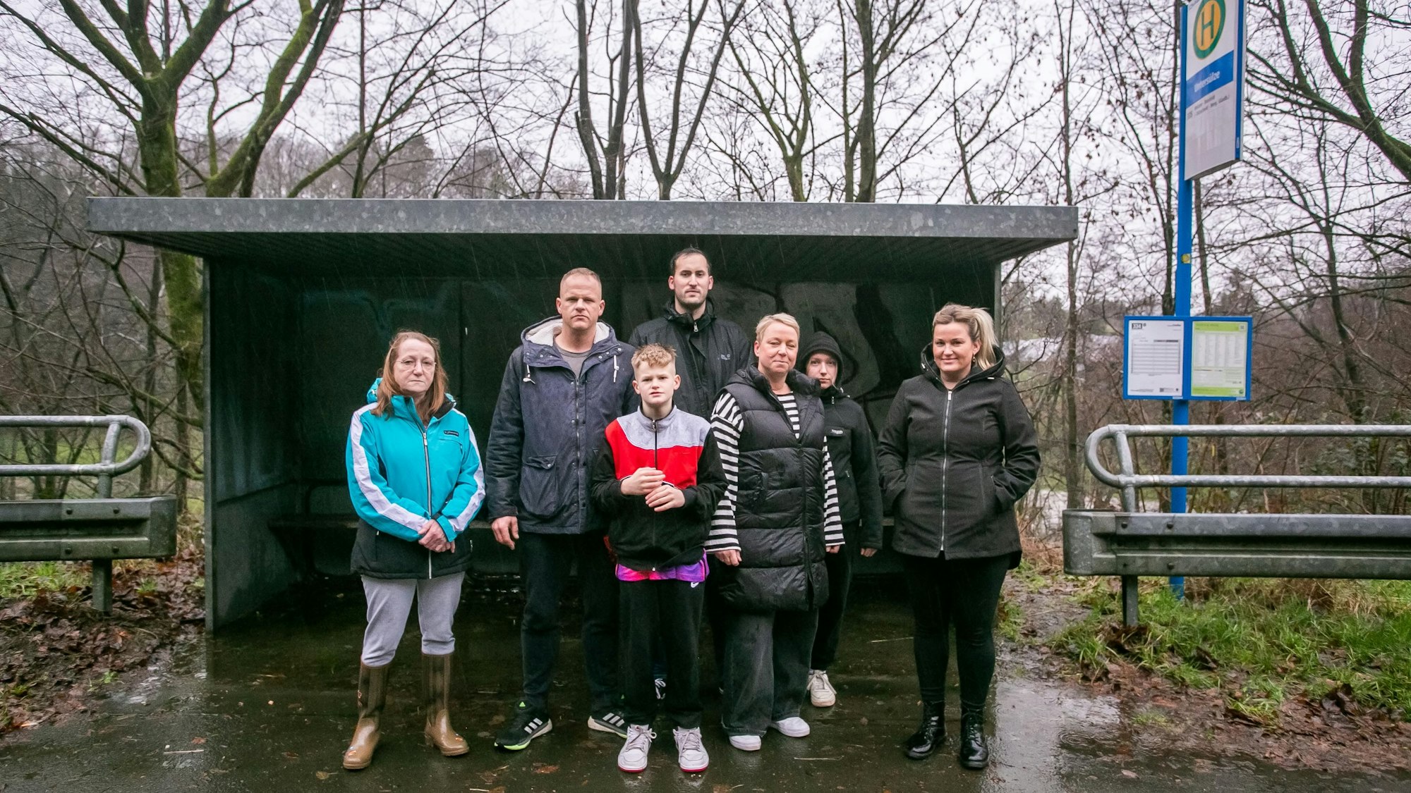 Anwohnerinnen und Anwohner aus Untersülze stehen an einer Bushaltestelle.