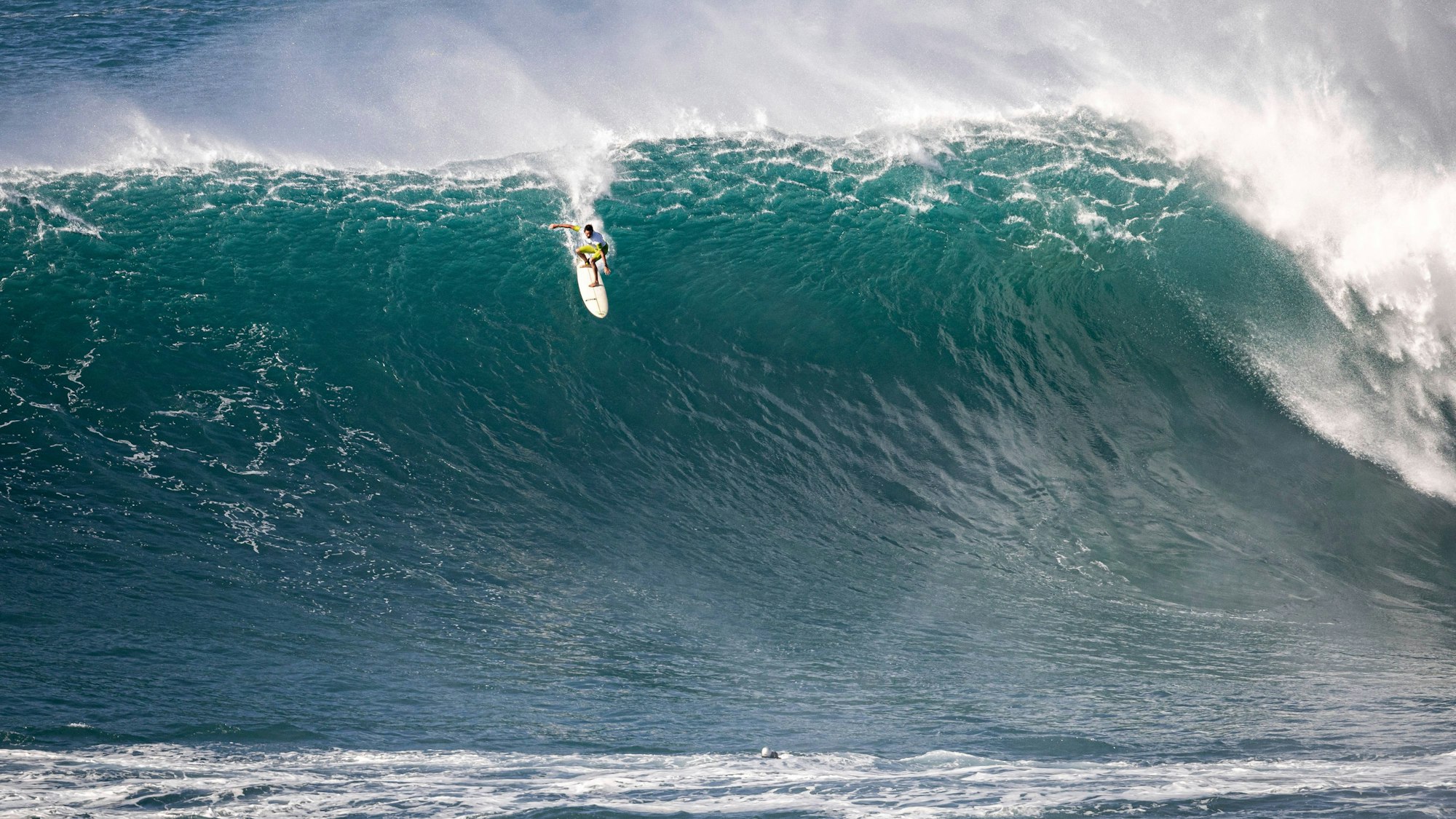 Sieger Luke Shepardson reitet eine Risenwelle beim Eddie Aikau Big Wave Contest auf Hawaii.