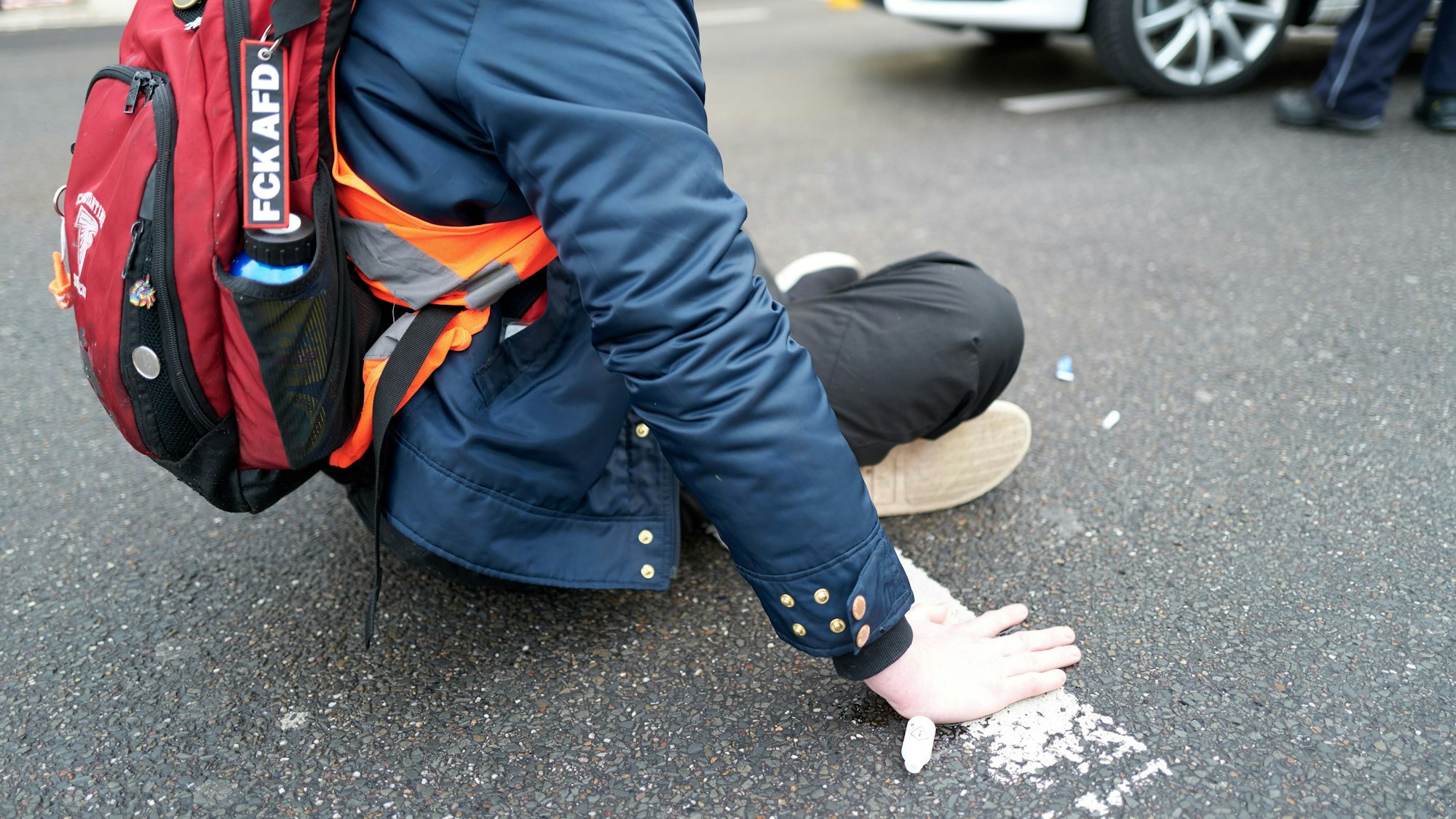 Aktivitsten der „Letzten Generation“ kleben sich auf der Fahrbahn fest.