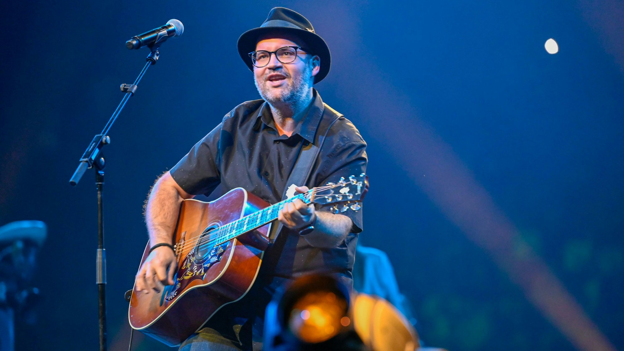 10.11.2022, Köln: Björn Heuser, Jubiläumskundgebung in der Arena: 30 Jahre "Arsch Huh, Zäng ussenander!" Foto: Uwe Weiser