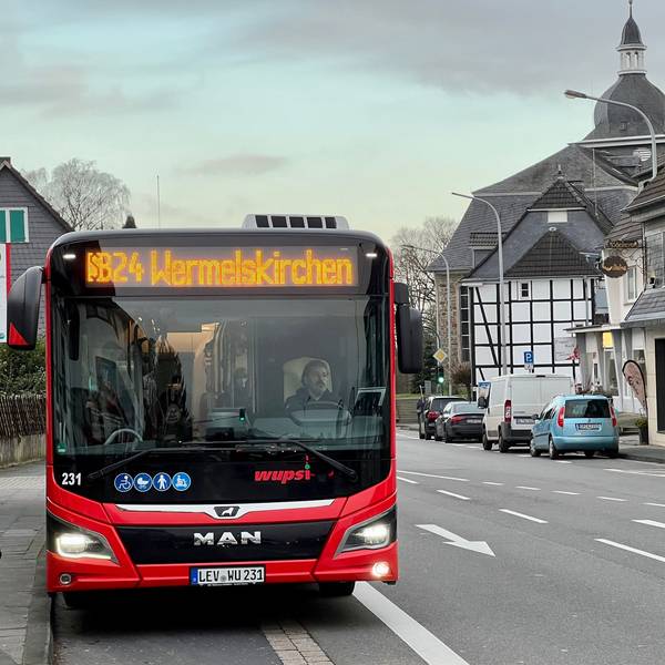 Schnellbus Leverkusen-Wermelskirchen beim Halt in Bergisch Neukirchen
