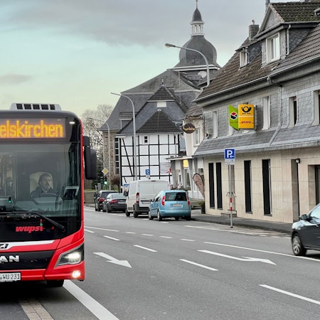 Schnellbus Leverkusen-Wermelskirchen beim Halt in Bergisch Neukirchen