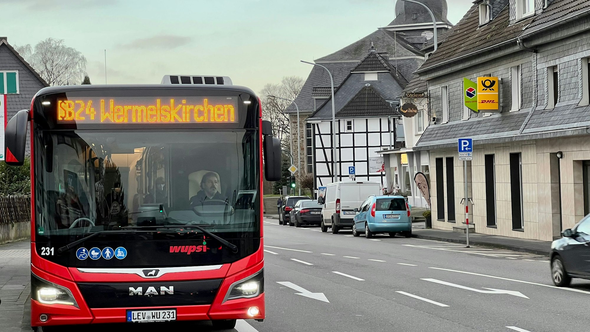 Schnellbus Leverkusen-Wermelskirchen beim Halt in Bergisch Neukirchen
