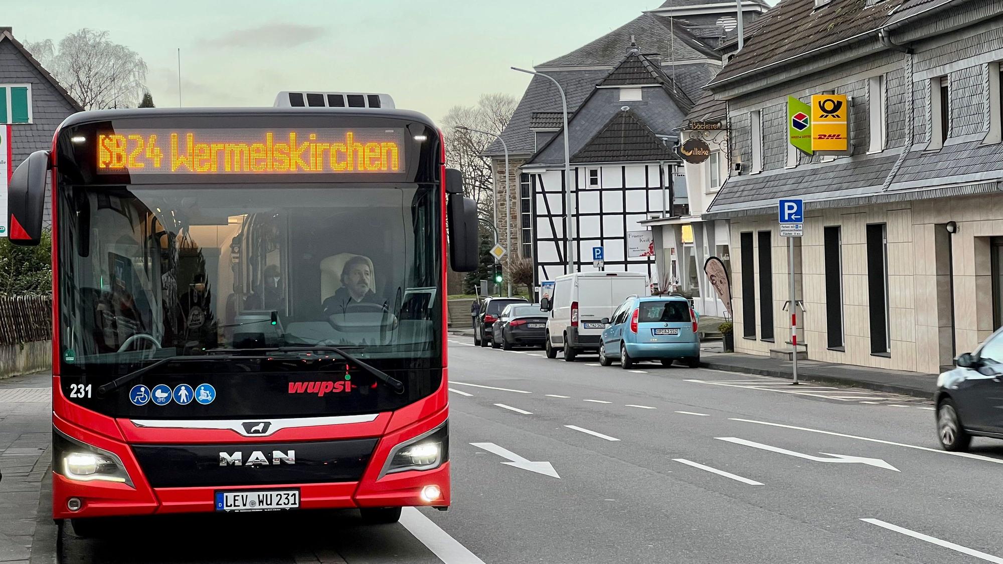 Schnellbus Leverkusen-Wermelskirchen beim Halt in Bergisch Neukirchen.