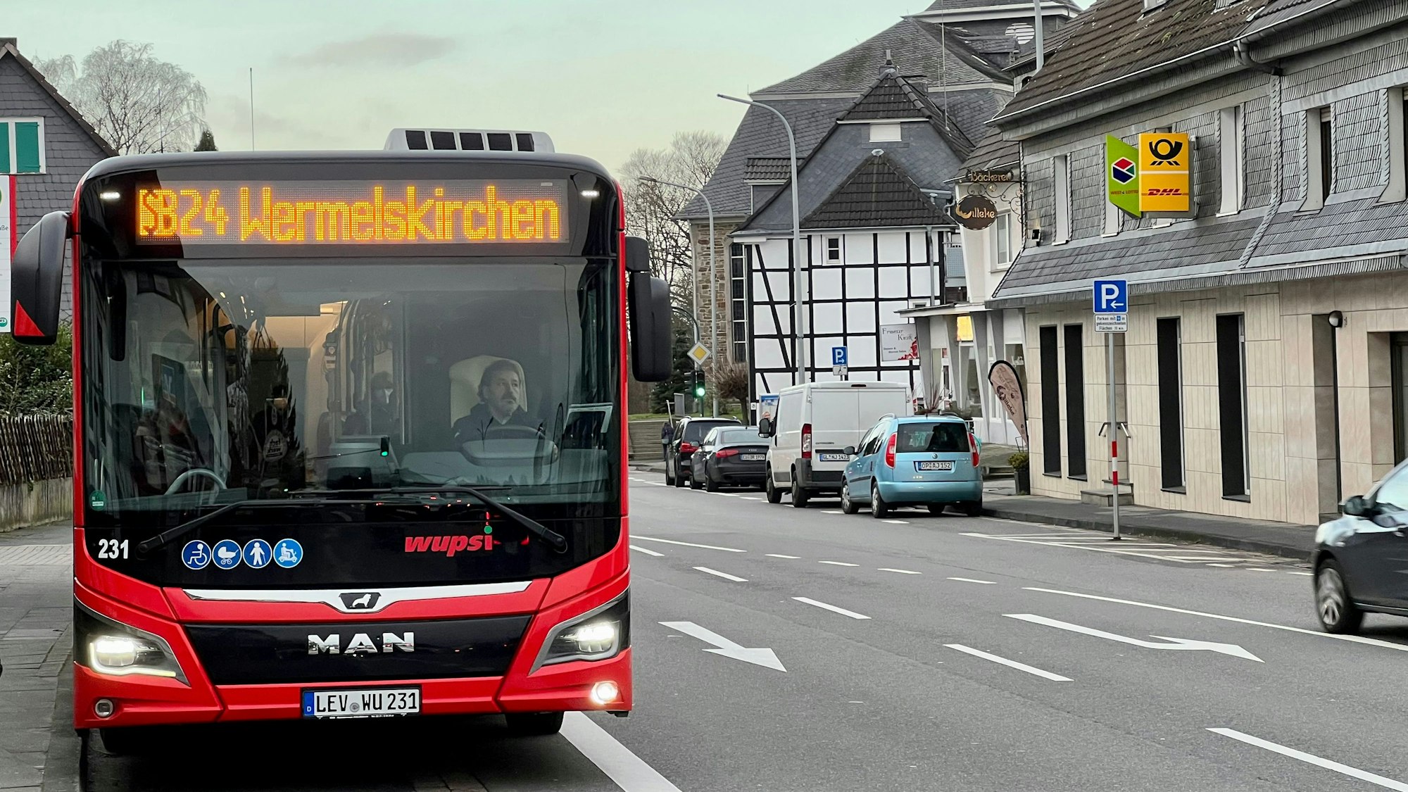 Schnellbus Leverkusen-Wermelskirchen beim Halt in Bergisch Neukirchen.