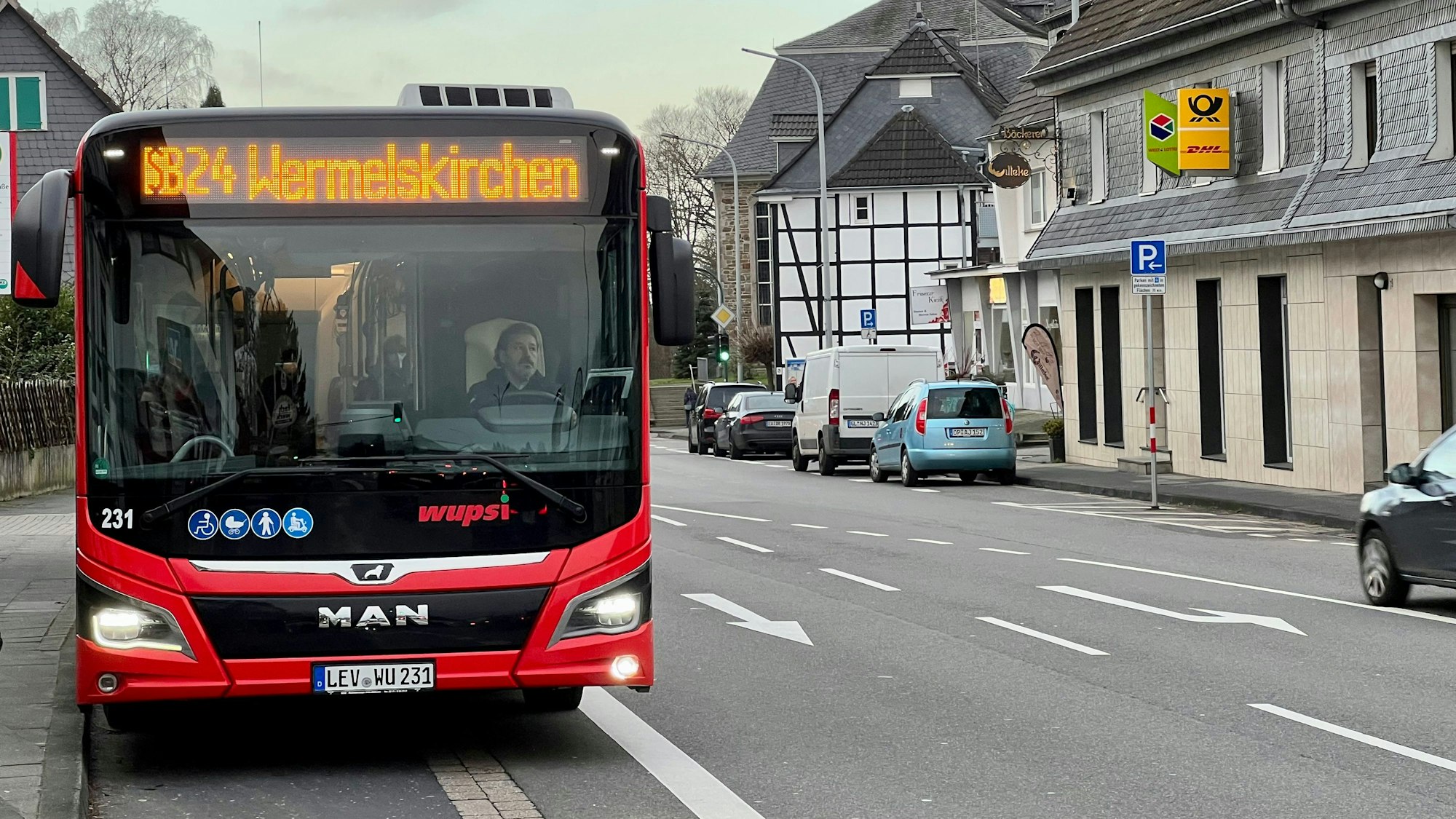 Schnellbus Leverkusen-Wermelskirchen beim Halt in Bergisch Neukirchen