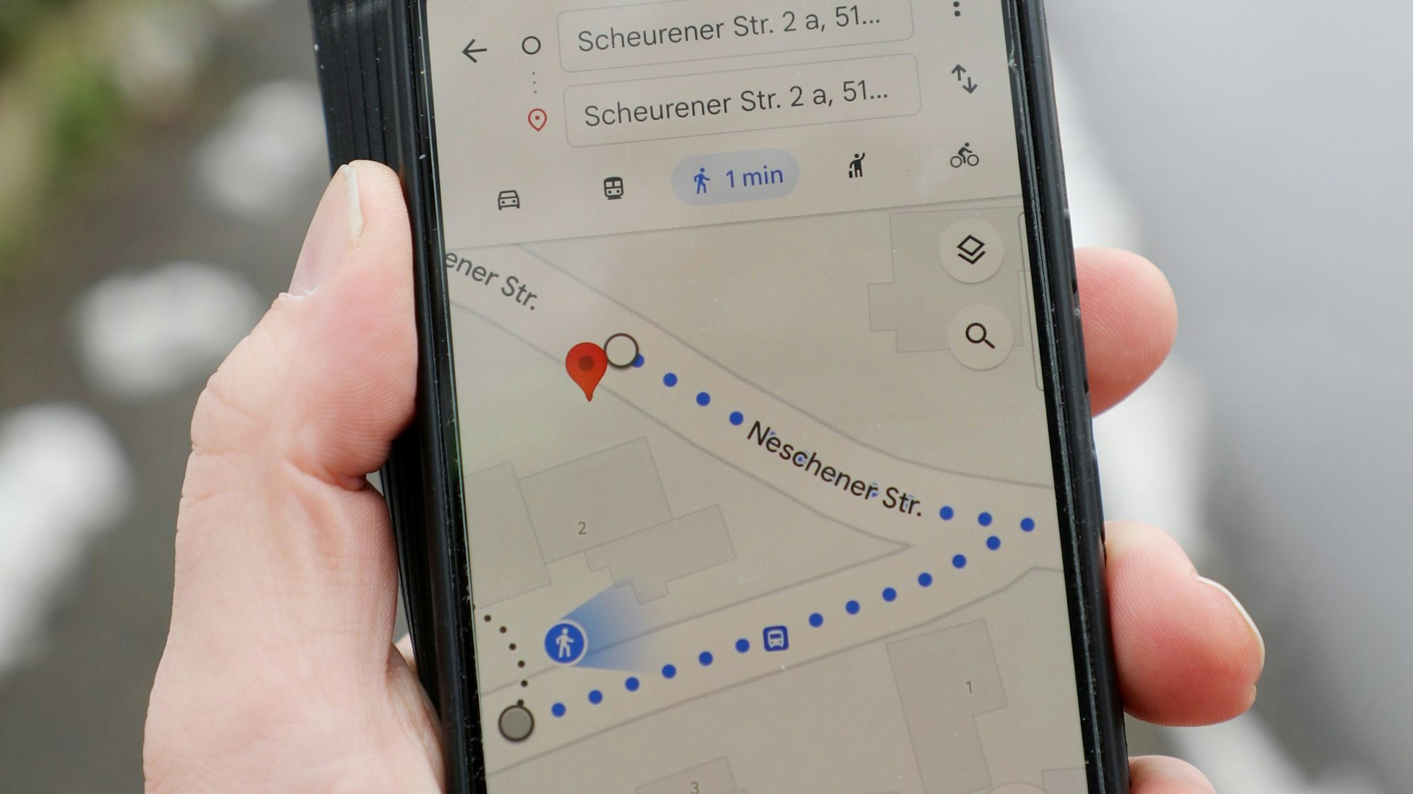 Auf einem Handy ist eine Landkarte zu sehen, in der ein Fußweg eingezeichnet ist.