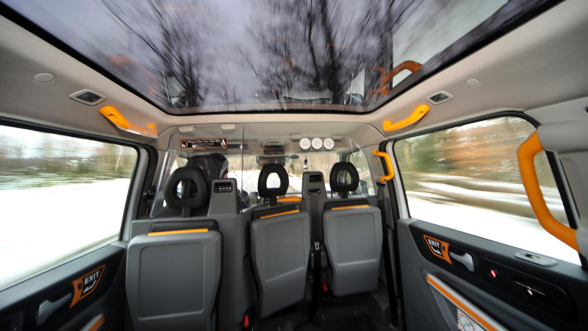 Blick in ein London-Taxi mit Panoramadach.