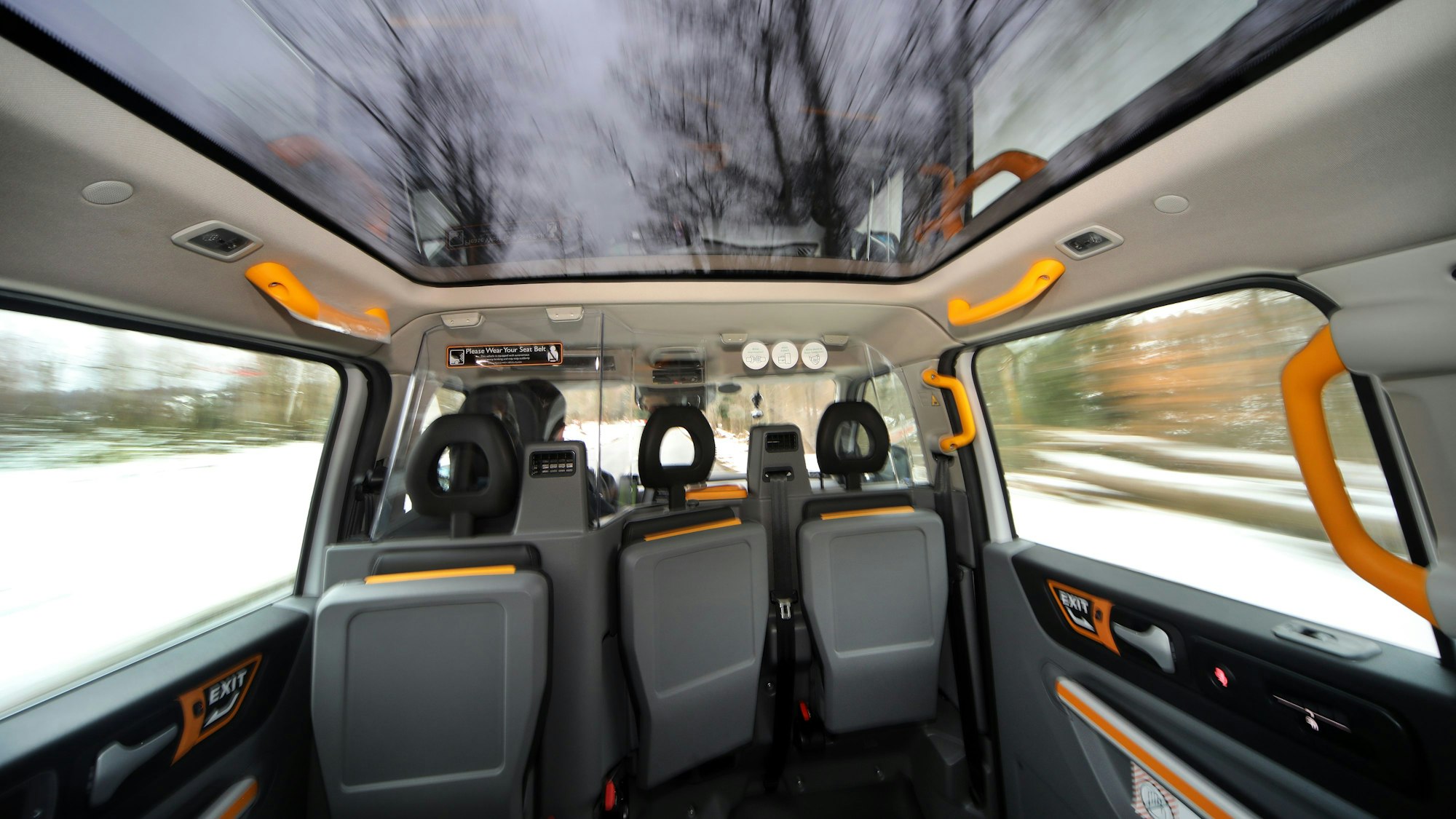 Blick in ein London-Taxi mit Panoramadach.