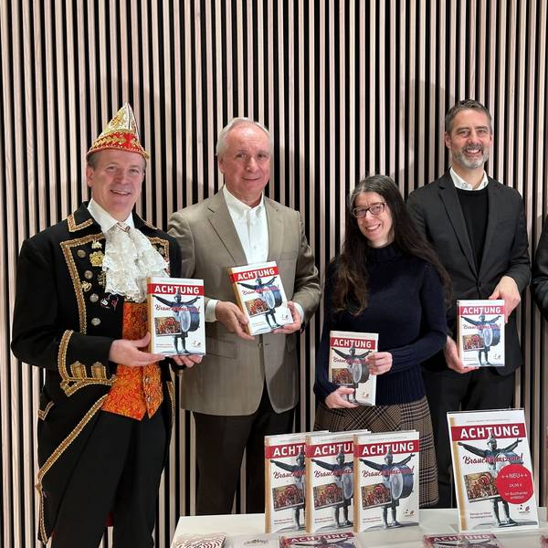Das Bild zeigt Christoph Kuckelkorn, Burkhard von der Mühlen, Daniela Wagner,Ulrich Fischer, Max Plassmann (v.l.) bei der Vorstellung des Buches im Historischen Archiv der Stadt am Eifelwall.