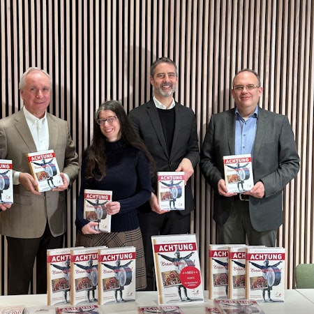 Das Bild zeigt Christoph Kuckelkorn, Burkhard von der Mühlen, Daniela Wagner,Ulrich Fischer, Max Plassmann (v.l.) bei der Vorstellung des Buches im Historischen Archiv der Stadt am Eifelwall.