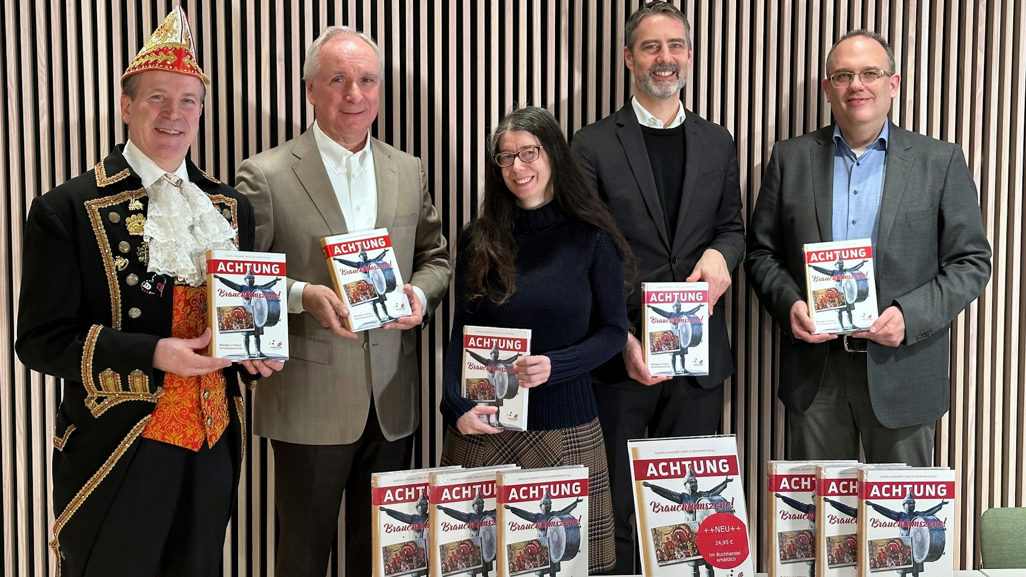 Das Bild zeigt Christoph Kuckelkorn, Burkhard von der Mühlen, Daniela Wagner,Ulrich Fischer, Max Plassmann (v.l.) bei der Vorstellung des Buches im Historischen Archiv der Stadt am Eifelwall.