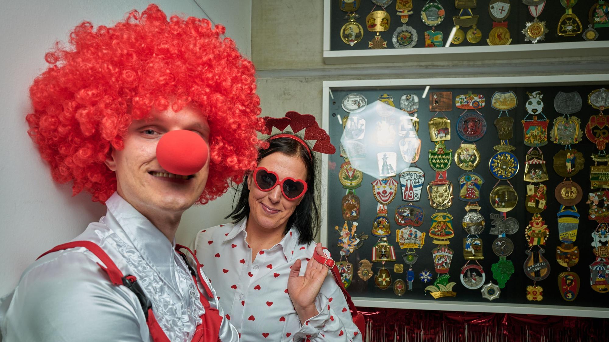 Die Redakteure Florian Holler und Tanja Wessendorf präsentieren das Kostümensemble "Rot und weiß“.