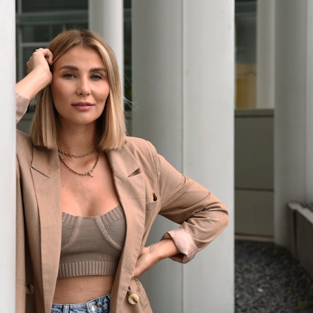 Ana Johnson posiert für die Kamera.