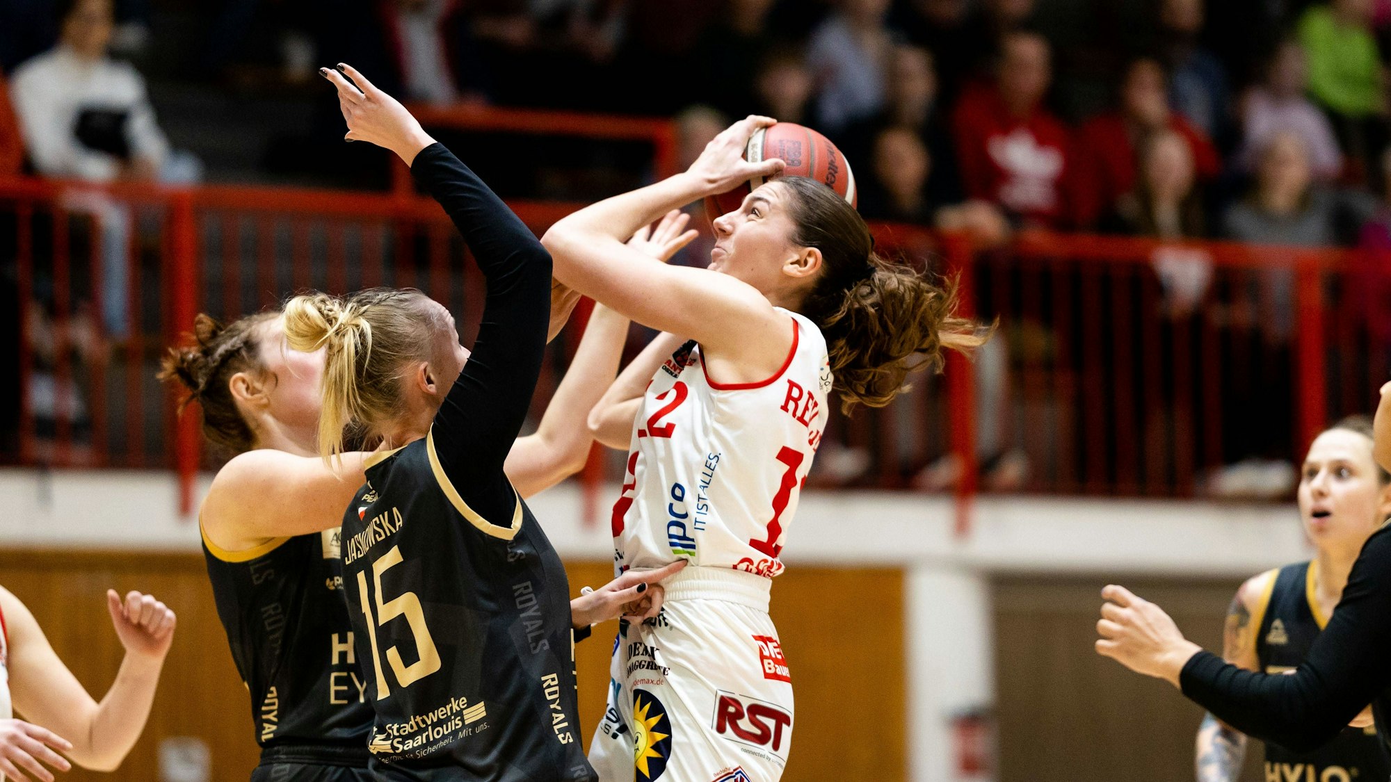 Das Bild zeigt eine Spielszene beim Basketball von zwei Damenmannschaften.