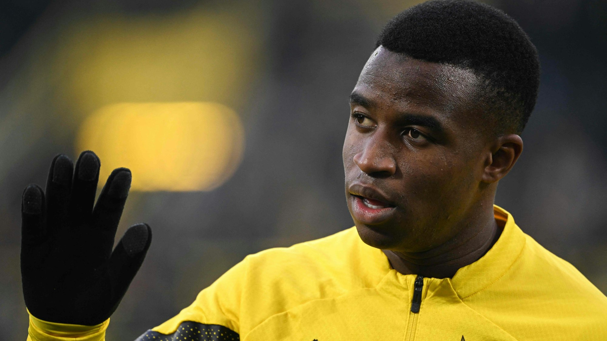 Dortmunds Youssoufa Moukoko winkt beim Warmmachen.