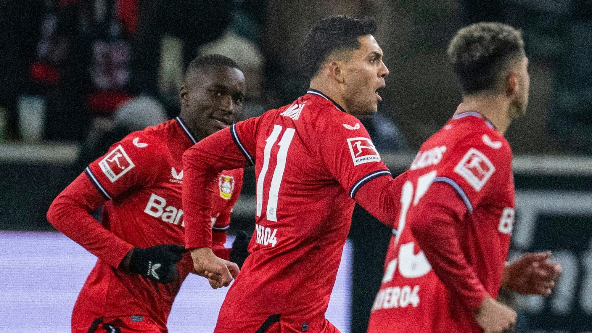 22.01.2023, Nordrhein-Westfalen, Mönchengladbach: Fußball: Bundesliga, Borussia Mönchengladbach - Bayer 04 Leverkusen, 16. Spieltag, Borussia Park: Leverkusens Nadiem Amiri (2.v.l) jubelt nach seinem Tor zum 0:3. Foto: David Inderlied/dpa - WICHTIGER HINWEIS: Gemäß den Vorgaben der DFL Deutsche Fußball Liga bzw. des DFB Deutscher Fußball-Bund ist es untersagt, in dem Stadion und/oder vom Spiel angefertigte Fotoaufnahmen in Form von Sequenzbildern und/oder videoähnlichen Fotostrecken zu verwerten bzw. verwerten zu lassen. +++ dpa-Bildfunk +++