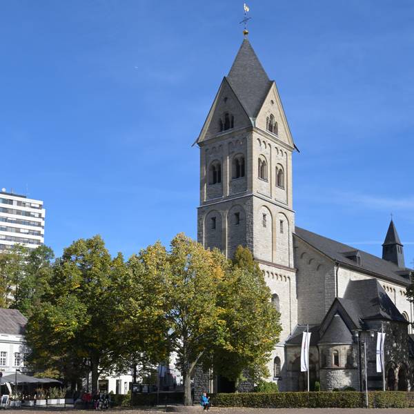 Die katholische Kirche St. Laurentius in Bergisch Gladbach.