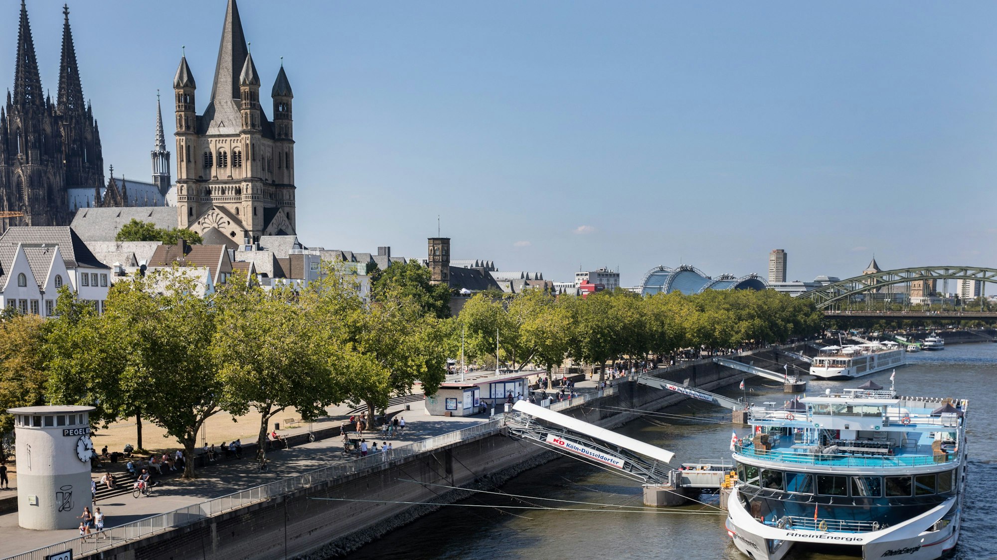 Das Kölner Rheinufer sowie die Kirchen und natürlich der Dom gehören für viele Köln-Besucherinnen und -besucher dazu. (Archivbild)