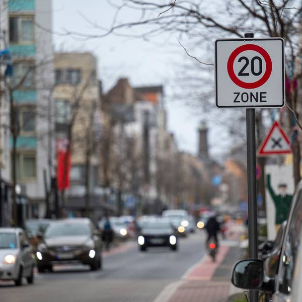 10.01.2023, Köln: In der Venloer Straße stehen Tempo 20 Schilder. In diesem Verkehrsversuch soll der Straßenverkehr beruhigt werden. Foto: Uwe Weiser