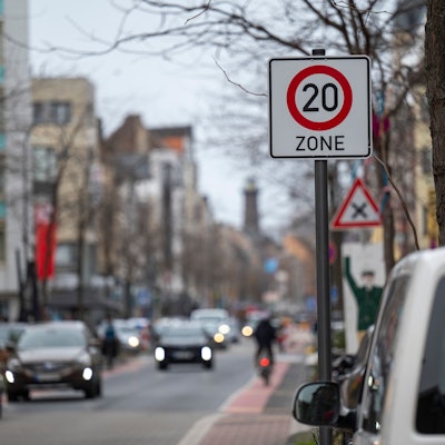 10.01.2023, Köln: In der Venloer Straße stehen Tempo 20 Schilder. In diesem Verkehrsversuch soll der Straßenverkehr beruhigt werden. Foto: Uwe Weiser
