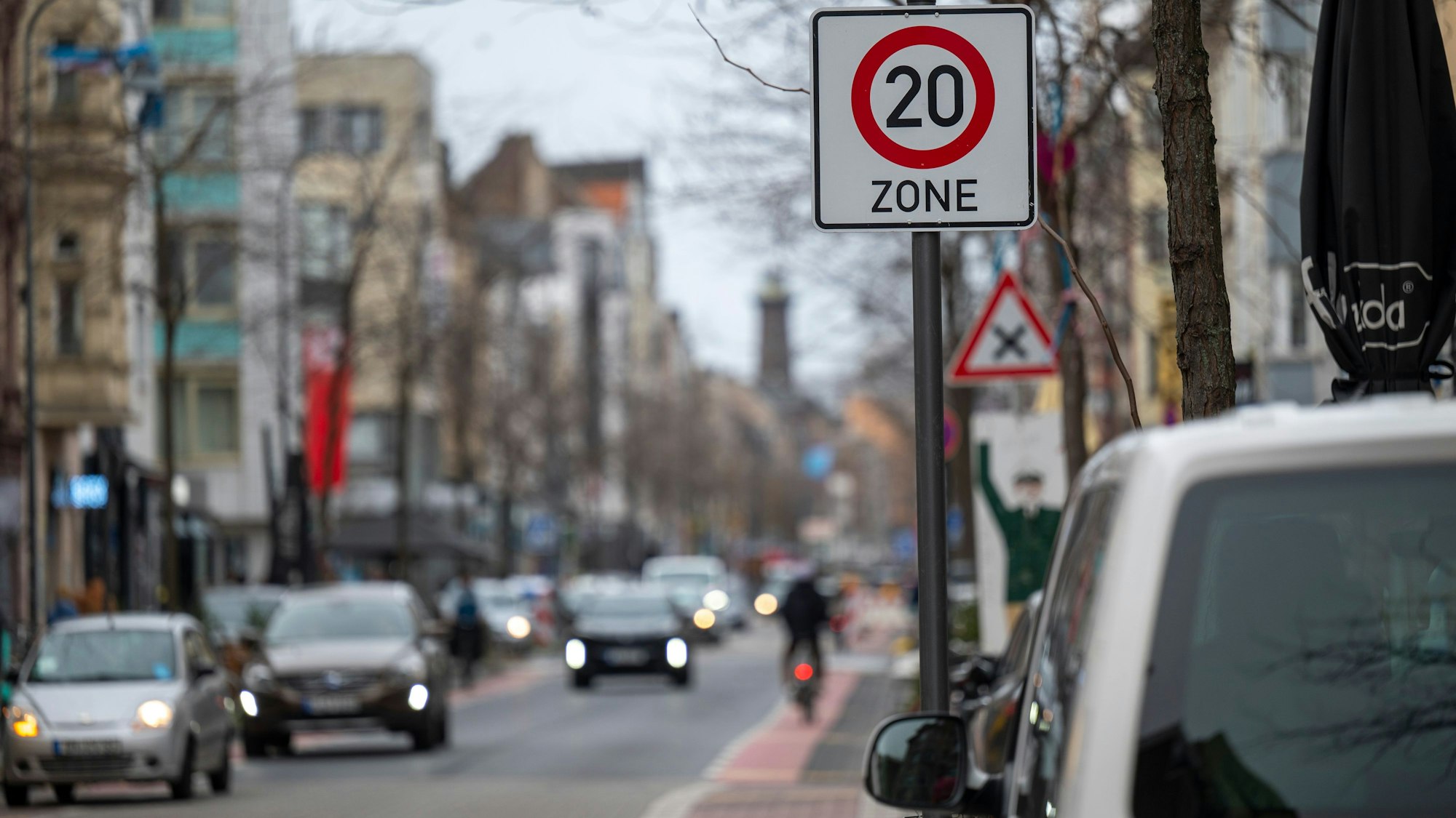 10.01.2023, Köln: In der Venloer Straße stehen Tempo 20 Schilder. In diesem Verkehrsversuch soll der Straßenverkehr beruhigt werden. Foto: Uwe Weiser