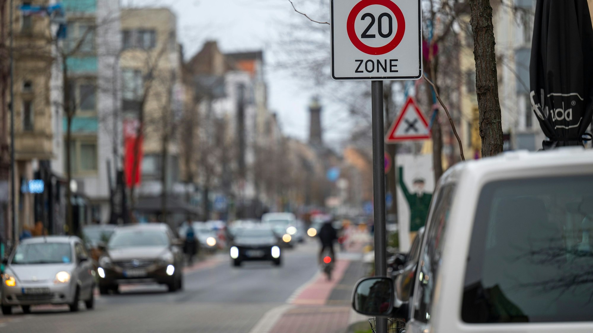 In der Venloer Straße stehen Tempo 20 Schilder. In diesem Verkehrsversuch soll der Straßenverkehr beruhigt werden.