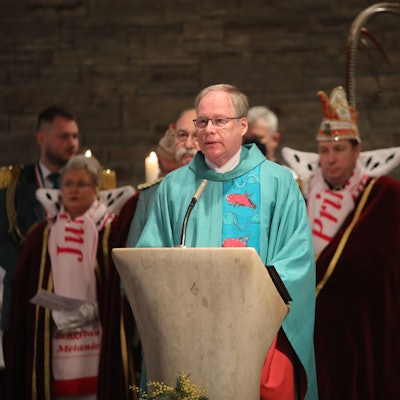 Wilhelm Darscheid steht am Ambo in der Kirche.